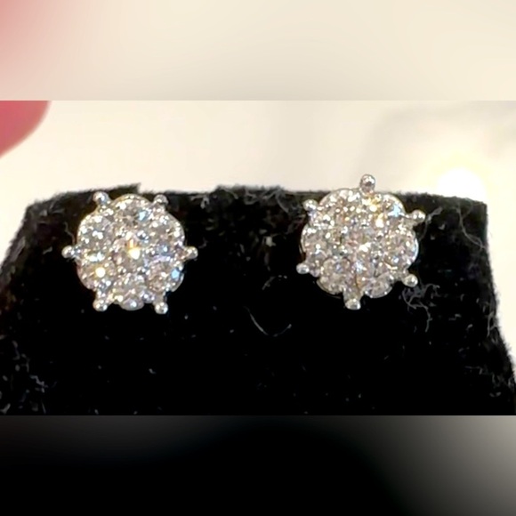 NEW n BOX 18k Gold Diamond Halo Stud Earrings - Picture 1 of 4